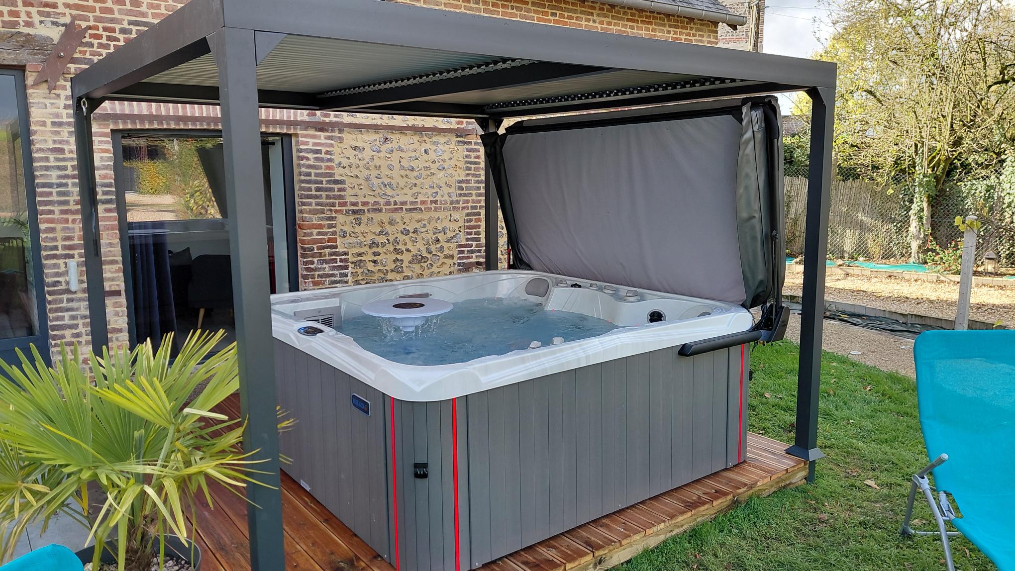 Bain à remous<br />
SPA  5 personnes<br />
51 jets de massages<br />
2 Places allongées<br />
3 places assises